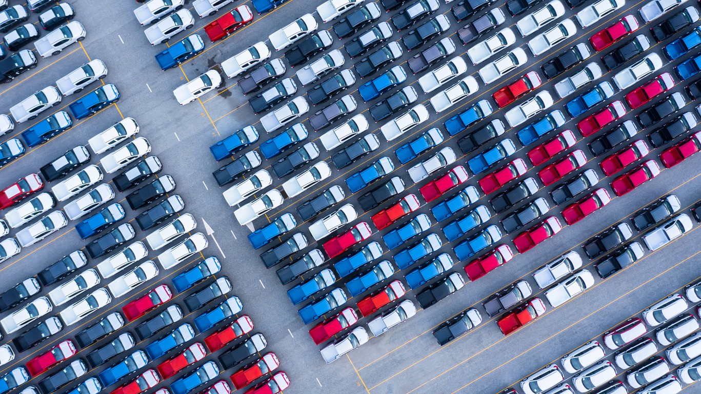 Overhead view of hundreds of cars in a car lot